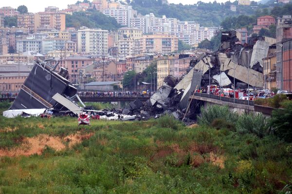 Pedaços da ponte destruída em Gênova, norte da Itália - Sputnik Brasil