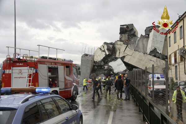 Escombros da ponte caíram nos edifícios residenciais, provocando muitas vítimas - Sputnik Brasil