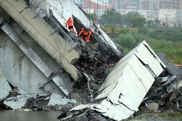 Equipe de resgate está trabalhando para encontrar pessoas presas nos escombros - Sputnik Brasil