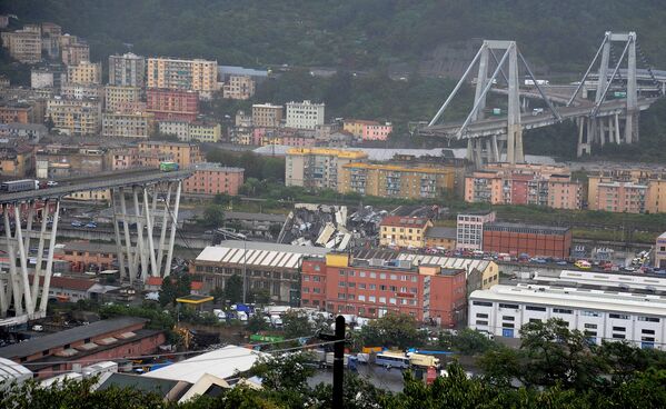 Vista da ponte destruída que agora perdeu trecho significativo de aproximadamente 200 metros - Sputnik Brasil