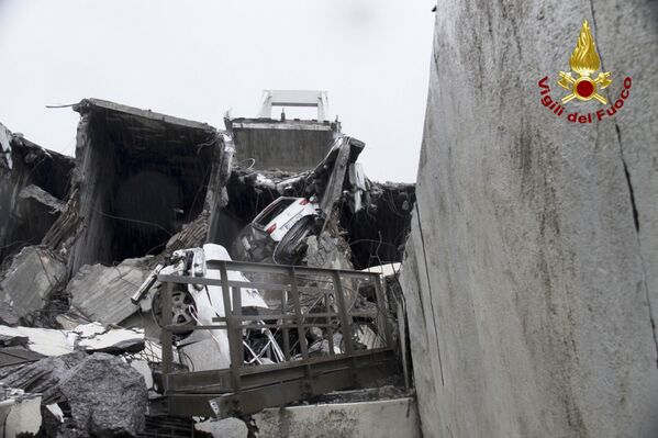 Carros são vistos debaixo dos escombros da ponte que desmoronou em 14 de agosto - Sputnik Brasil