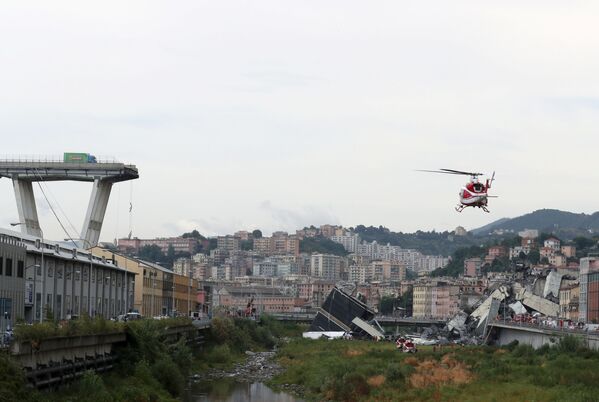 Um helicóptero aproxima-se do lugar do incidente com a ponte em Gênova - Sputnik Brasil
