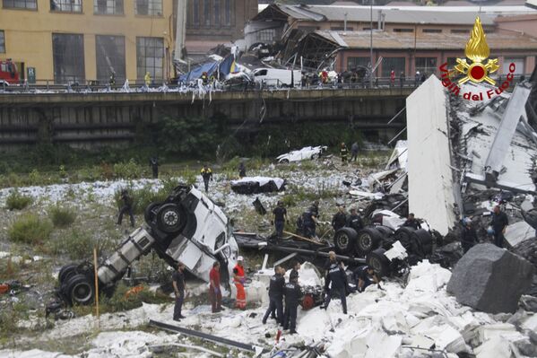 Polícia e bombardeiros tentam encontrar os sobreviventes no caos causado por desmoronamento da ponte - Sputnik Brasil