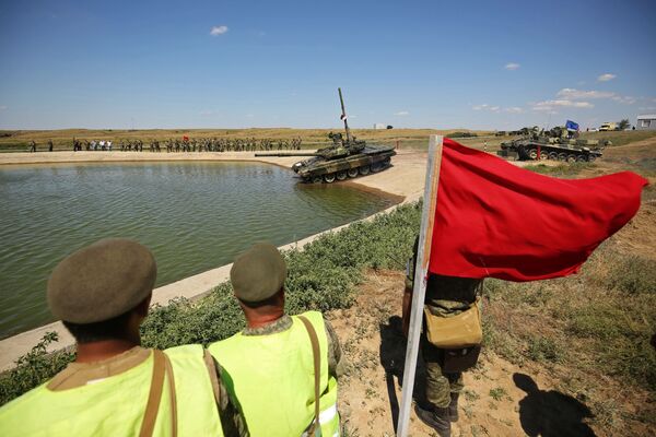 Tanque T-90A entra na água durante os treinamentos de superação de obstáculos aquáticos na região de Volgogrado. - Sputnik Brasil