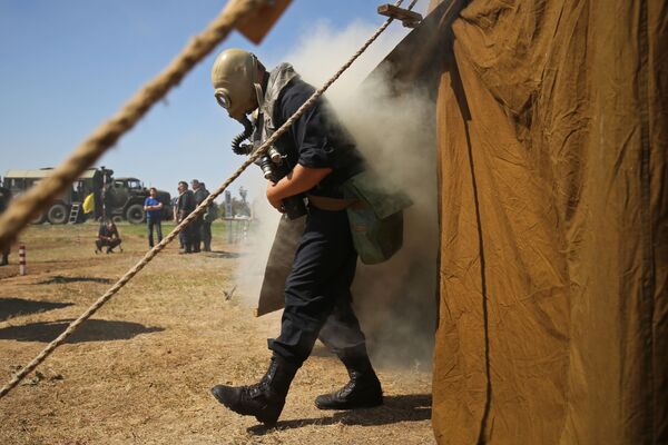 Militar usando máscara antigás durante as manobras. - Sputnik Brasil