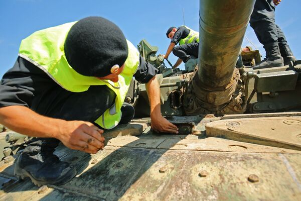Militares preparando um tanque T-90A para atravessar uma barreira aquática. - Sputnik Brasil