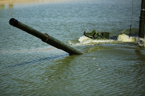 Tanque T-90A saindo da água durante os treinamentos de superação de barreiras aquáticas. - Sputnik Brasil