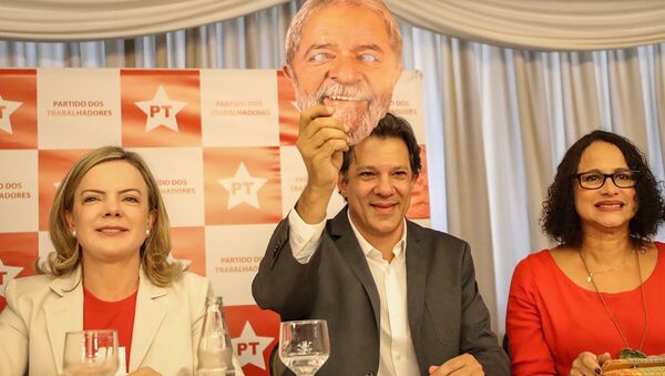 Candidato a vice-presidente pelo PT, Fernando Haddad posa para foto com máscara do ex-presidente Lula em Brasília - Sputnik Brasil