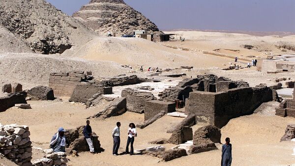 Arqueólogos e trabalhadores são vistos no local dos túmulos de 3.500 anos perto da pirâmide de Saqqara, no Egito, a cerca de 30 km a sul de Cairo, em 6 de junho de 2002 (imagem referencial) - Sputnik Brasil