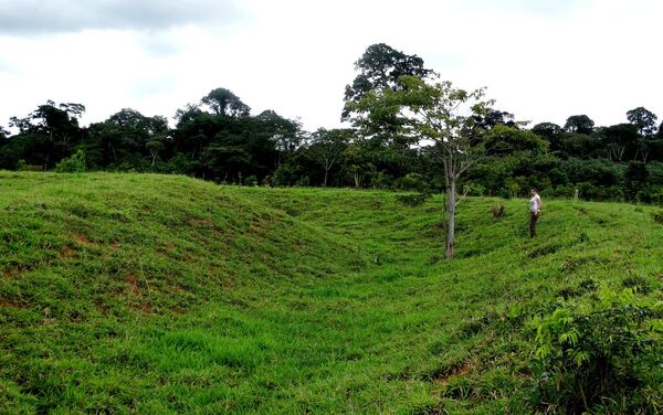 Pesquisadora na cratera de novo geoglifo descoberto na Amazônia - Sputnik Brasil