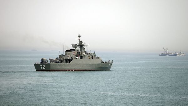 Navio de guerra iraniano Alborz, em primeiro plano, se prepara antes de deixar as águas do Irã, no estreito de Ormuz, 7 de abril de 2015 - Sputnik Brasil