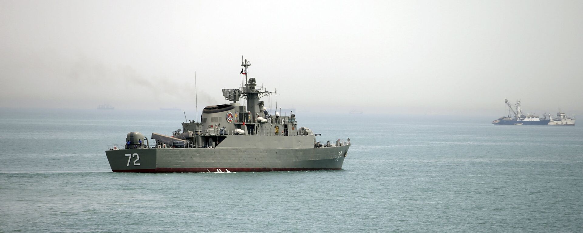 Navio de guerra iraniano Alborz, em primeiro plano, se prepara antes de deixar as águas do Irã, no estreito de Ormuz, 7 de abril de 2015 - Sputnik Brasil, 1920, 01.01.2024