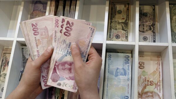 Funcionário conta notas de lira turca em casa de câmbio de Istambul, Turquia. - Sputnik Brasil