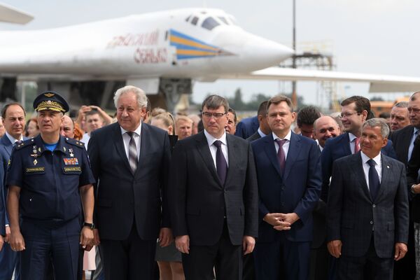 Comandante da aviação de longo alcance da Força Aeroespacial da Rússia, Sergei Kobylash, diretor da Fábrica de Aviões de Kazan, Nikolai Savitskikh, vice-ministro da Indústria e Comércio, Oleg Bocharov, presidente da Corporação Unida de Aviação, Yury Slyusar, e o presidente da república do Tartaristão, Rustam Minnikhanov (da esquerda à direita), durante a cerimônia de rolagem do bombardeiro modernizado russo Tu-22M3M, em Kazan - Sputnik Brasil