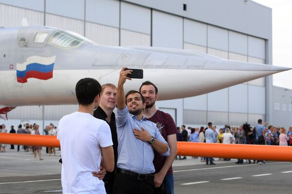 Funcionários da Fábrica de Aviões de Kazan tiram selfie com o avião modernizado russo Tu-22M3M durante sua cerimônia de rolagem - Sputnik Brasil