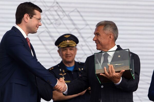 Diretor executivo da empresa Tupolev, Aleksandr Konyukhov (à esquerda), e o presidente da república do Tartaristão, Rustam Minnikhanov (à direita), durante a cerimônia de rolagem do bombardeiro modernizado russo Tu-22M3M, em Kazan - Sputnik Brasil