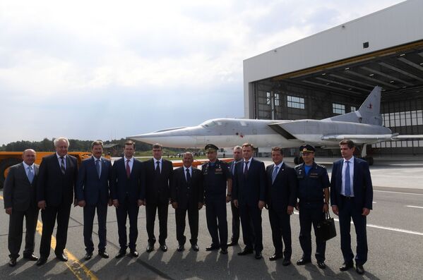 Altos cargos militares e empresários de aviação russos durante a cerimônia de rolagem do bombardeiro modernizado russo Tu-22M3M, em Kazan - Sputnik Brasil