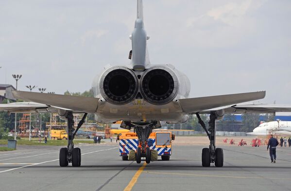 Cerimônia de rolagem do bombardeiro modernizado russo Tu-22M3M, em Kazan - Sputnik Brasil