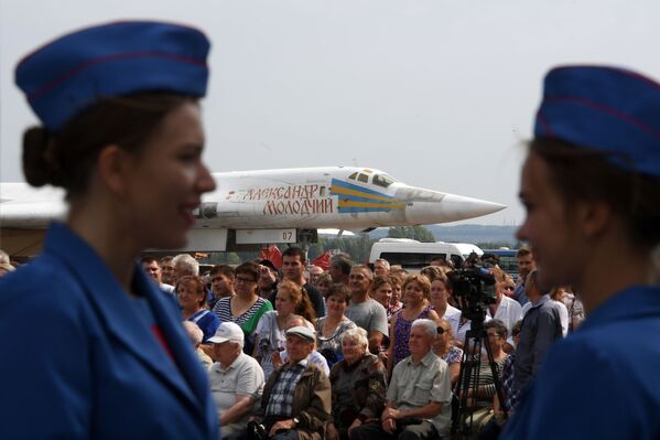 Espectadores assistem à cerimônia de rolagem do bombardeiro modernizado russo Tu-22M3M na Fábrica de Aviões de Kazan - Sputnik Brasil