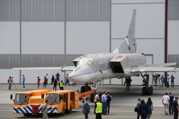 Tu-22M3M, bombardeiro modernizado russo, é visto durante a cerimônia de rolagem, na Fábrica de Aviões de Kazan - Sputnik Brasil