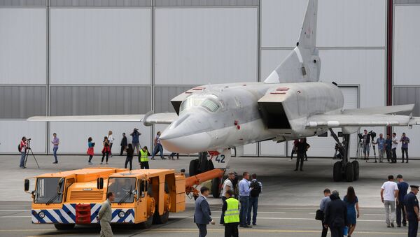 Tu-22M3M, bombardeiro modernizado russo, é visto durante a cerimônia de rolagem, na Fábrica de Aviões de Kazan - Sputnik Brasil