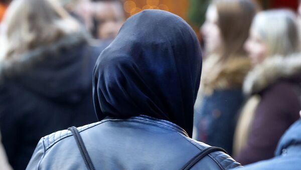 Uma muçulmana caminha pela feira de natal de Frankfurt, na Alemanha - Sputnik Brasil
