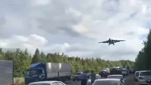Avião em estrada da região russa de Khabarovsk durante treinamento militar - Sputnik Brasil