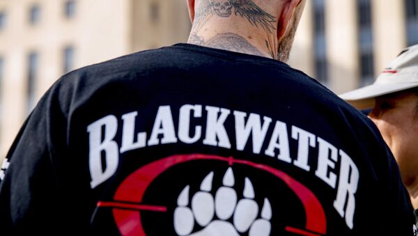 Um ex-membro da Blackwater se une a familiares, amigos e apoiadores de quatro ex-seguranças da Blackwater fora do tribunal federal em Washington. - Sputnik Brasil