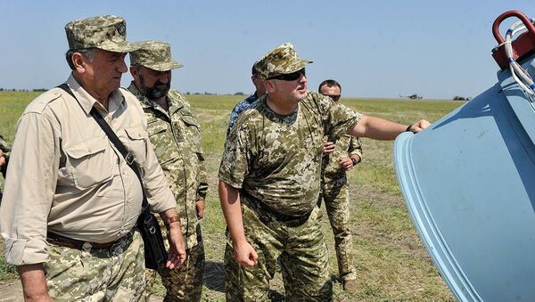 Сhefe do Conselho Nacional de Segurança e Defesa da Ucrânia, Aleksandr Turchinov, observa os lancamentos de teste do míssil de cruzeiro da produção ucraniana - Sputnik Brasil