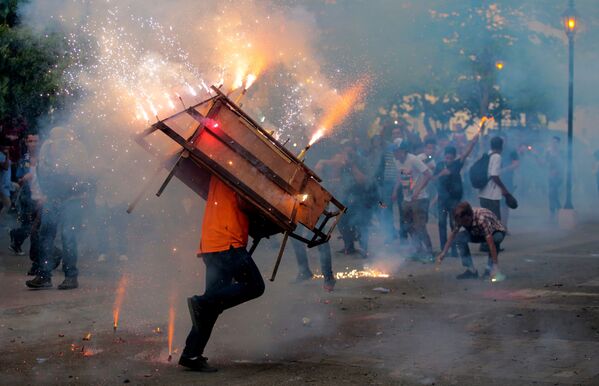 Homem corre com um touro encuetado, uma estrutura que se assemelha a um touro e emite fogos de artifício explodindo, durante um celebração na Nicarágua em 14 de agosto de 2018 - Sputnik Brasil