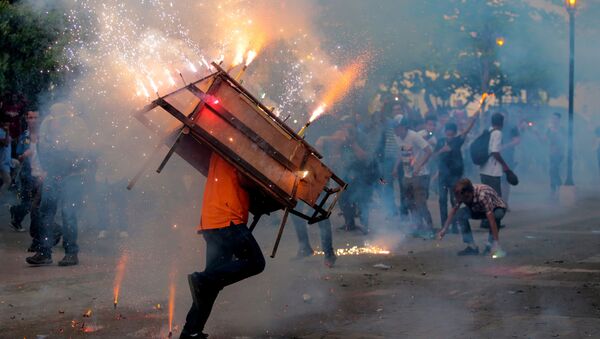 Homem corre com um touro encuetado, uma estrutura que se assemelha a um touro e emite fogos de artifício explodindo, durante um celebração na Nicarágua em 14 de agosto de 2018 - Sputnik Brasil