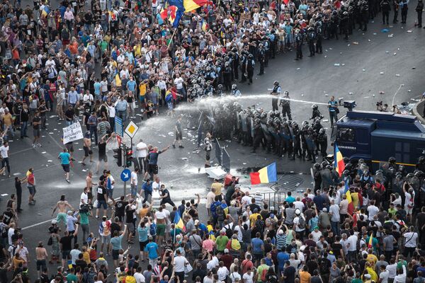Polícia usa água contra protestadores na frente da sede do governo em Bucareste, Romênia, 10 de agosto de 2018 - Sputnik Brasil
