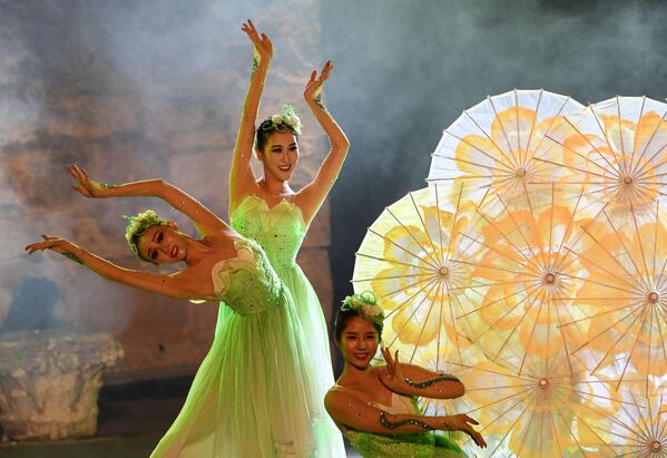Dançarinas chinesas no Festival Internacional de Cartago na Tunísia, em 11 de agosto de 2018 - Sputnik Brasil
