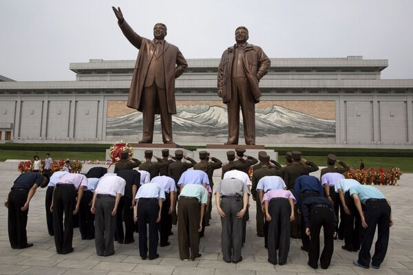 Adoração de estátuas de bronze dos ex-líderes da Coreia do Norte, Kim Jong-il e Kim Il-sung, para comemorar o aniversário do fim do domínio colonial japonês - Sputnik Brasil