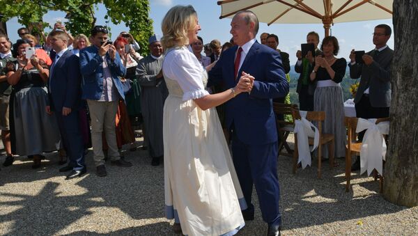 Chanceler da Áustria, Karin Kneissl, dançando com Vladimir Putin - Sputnik Brasil