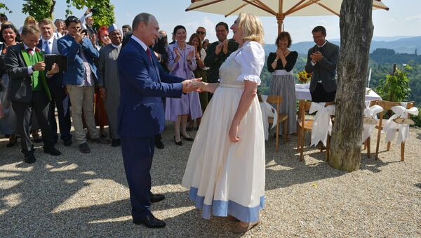 O presidente da Rússia, Vladimir Putin, dança com a chanceler da Áustria, Karin Kneissl, no seu casamento com o empresário Wolfgang Meilinger - Sputnik Brasil