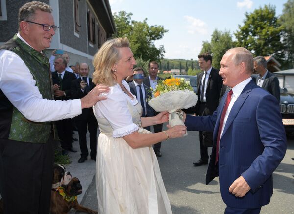 Vladimir Putin oferece flores à chanceler da Áustria Karin Kneissl durante seu casamento com o empresário Wolfgang Meilinger - Sputnik Brasil