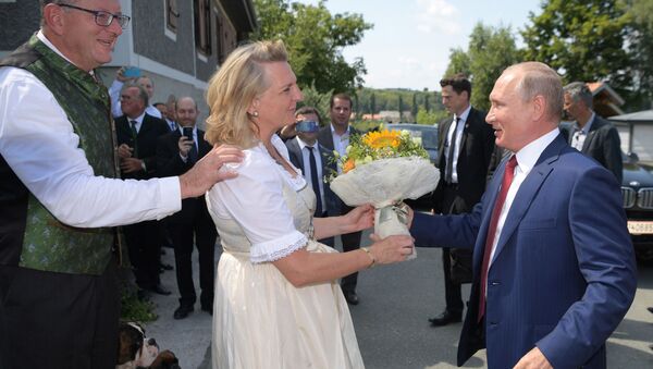 Vladimir Putin oferece flores à chanceler da Áustria Karin Kneissl durante seu casamento com o empresário Wolfgang Meilinger - Sputnik Brasil