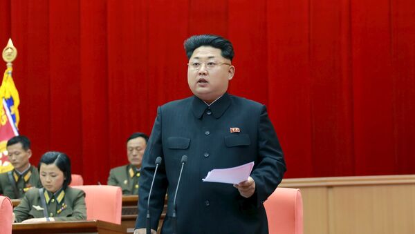O líder norte-coreano Kim Jong Un fala durante a 5ª reunião de oficiais de treinamento do Exército Popular da Coreia nesta foto sem data divulgada pela Agência Coreana de Notícias da Coréia do Norte (KCNA) em Pyongyang (arquivo) - Sputnik Brasil