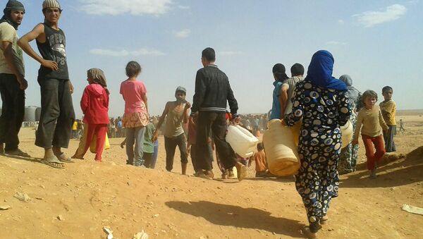 Refugiados sírios se reúnem em busca de água no campo de refugiados de Rukban, na fronteira nordeste da Jordânia com a Síria (Arquivo) - Sputnik Brasil