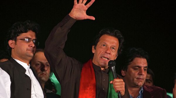 Imran Khan em discurso anti-governista realizado em Islamabad em 2014. - Sputnik Brasil