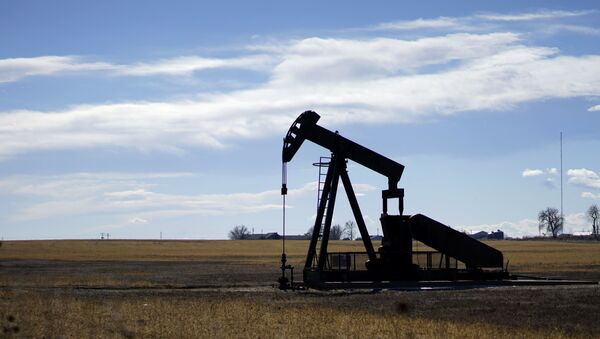 Poço de petróleo nas proximidades da cidade de Denver - Sputnik Brasil