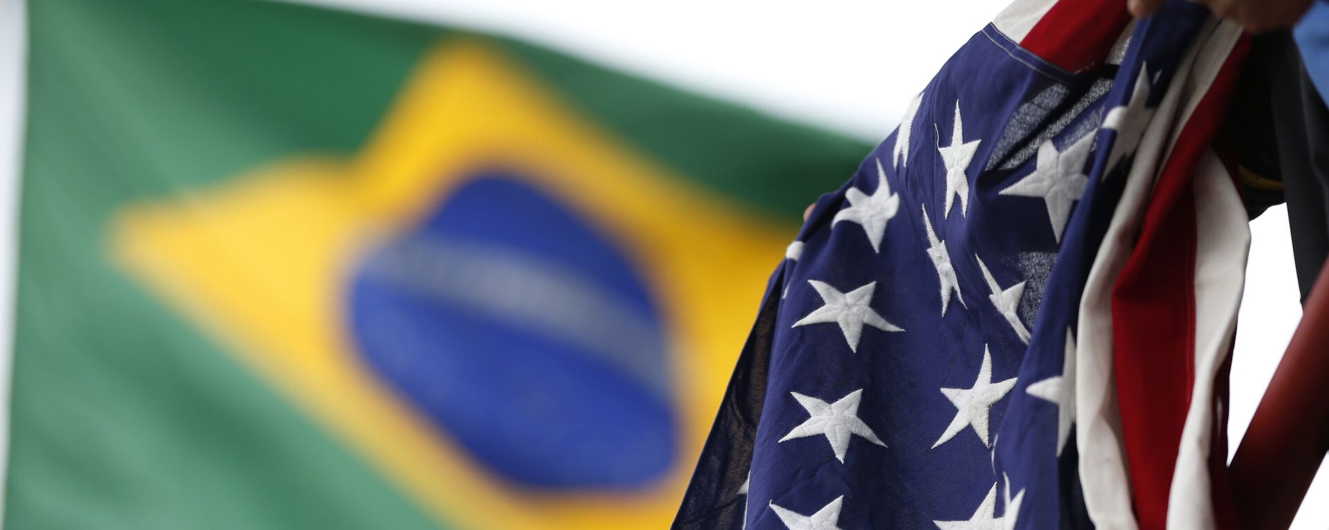 Bandeiras do Brasil e dos EUA - Sputnik Brasil, 1920, 02.03.2023
