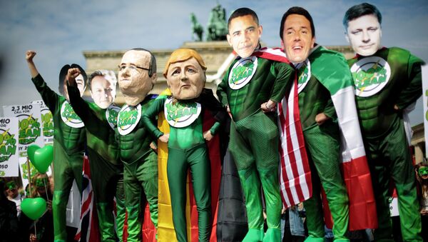 Ativistas com máscaras dos líderes do G7 durante protesto contra a cúpula do grupo na Alemanha - Sputnik Brasil