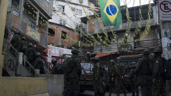 Soldados patrulham favela do Chapéu da Mangueira, no Rio de Janeiro em 21 de junho de 2018. Quase 2 mil soldados foram empregados em uma operação surpresa do local, como parte da Intervenção Federal. - Sputnik Brasil