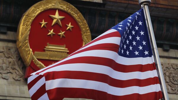 Bandeira dos EUA no fundo do emblema chinês em Pequim, em 9 de novembro de 2017 - Sputnik Brasil