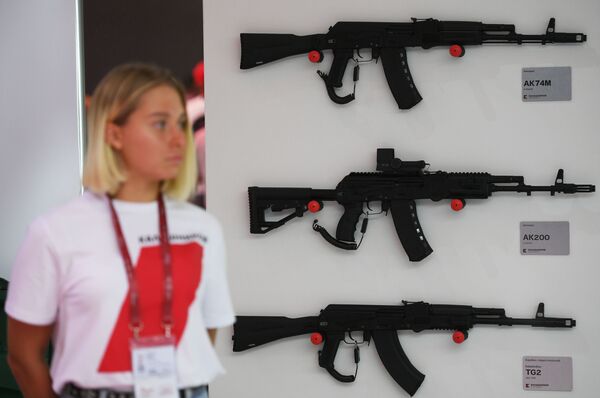 Novos fuzis de assalto apresentados pelo consórcio russo Kalashnikov no âmbito do Fórum Internacional Técnico-Militar EXÉRCITO 2018 - Sputnik Brasil