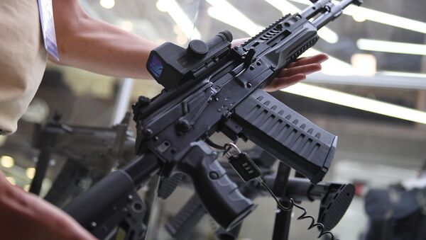 Consórcio russo Kalashnikov demonstra um dos seus últimos avanços – o fuzil de assalto AK-308 com mira dióptrica e coronha retrátil regulável - Sputnik Brasil