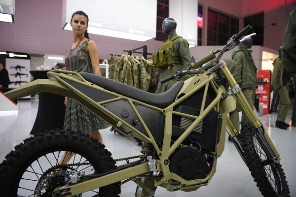 Nova moto elétrica Izh desenvolvida pelo consórcio de armamentos russo Kalashnikov, no Fórum EXÉRCITO 2018 - Sputnik Brasil