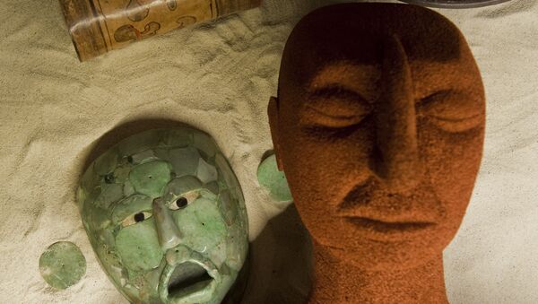 Réplica de uma tumba maia cercada por uma máscara de jade e joias de um rei maia, durante a exposição Rostos da Divindade no Museu Nacional de Antropologia e História, na Cidade do México, 12 de agosto de 2010 (imagem referencial) - Sputnik Brasil